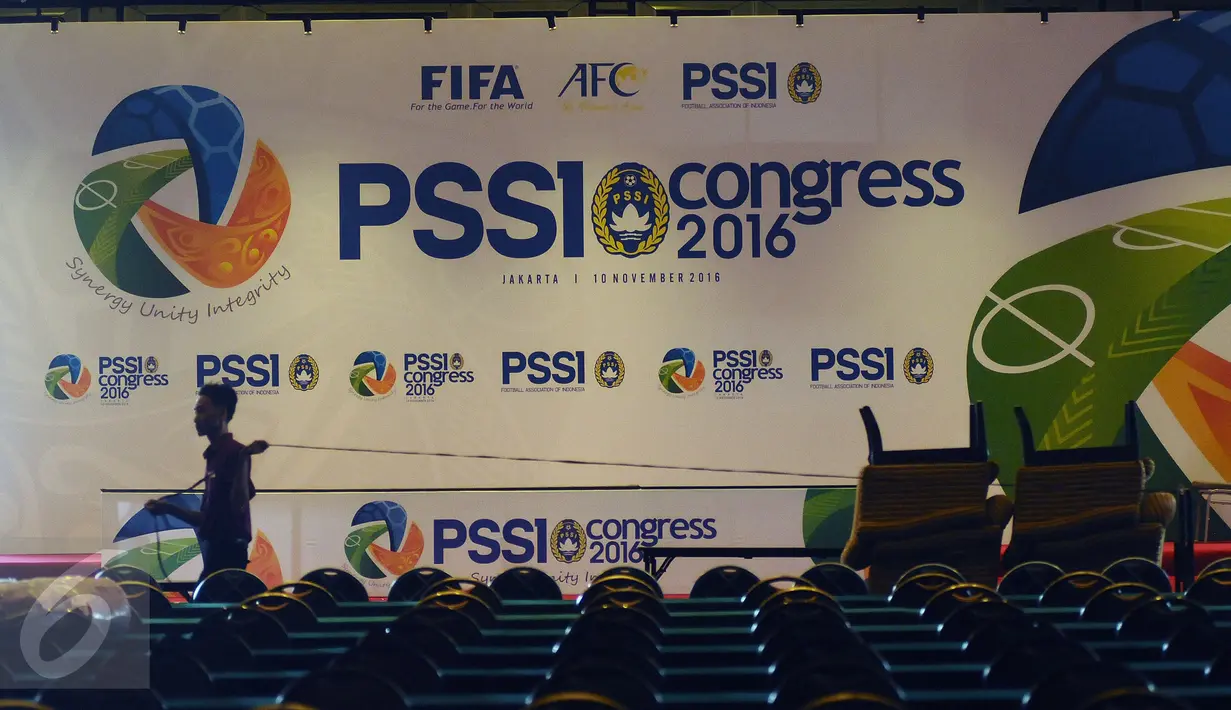 Pekerja melintas di depan baliho Kongres PSSI di Ballroom Hotel Mercure Ancol Jakarta, Rabu (9/11). Kongres PSSI 2016 akan memilih Ketua dan Wakul Ketua serta anggota Komite Ekssekuitf. (Liputan6.com/Helmi Fithriansyah)