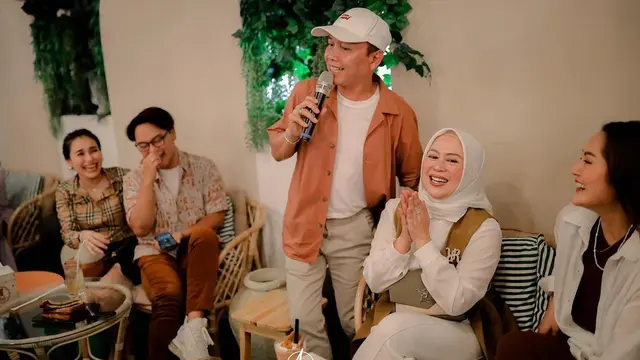 Ayu Ting Ting merayakan ultah kafe miliknya (Foto: Instagram @ayutingting92 @arka_photographyy)