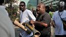 Masyarakat Papua yang merupakan mantan karyawan PT Freeport Indonesia saat melakukan penggalangan dana di tengah berlangsungnya Hari Bebas Kendaraan Bermotor atau Car Free Day di kawasan Bundaran HI, Jakarta, Minggu (5/8). (Merdeka.com/Iqbal S. Nugroho)