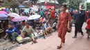 Warga keturunan Tionghoa melintas di depan pengemis yang menunggu sedekah Imlek di halaman Vihara Dharma Bhakti, Petak Sembilan, Jakarta Barat, Sabtu (25/1/2020). Pembagian sedekah tersebut dalam rangka berbagi dengan sesama ketika perayaaan Tahun Baru Imlek 2571. (Liputan6.com/Angga Yuniar)