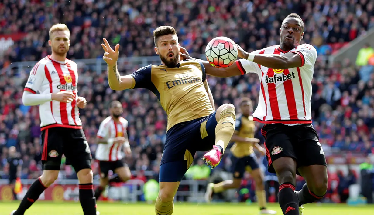 Striker Arsenal, Olivier Giroud (tengah), berebut bola dengan pemain Sunderland, Lamine Kone, dalam laga Liga Inggris di Stadium of Light, Sunderland, Minggu (24/4/2016) malam WIB. (AFP/Graham Stuart)