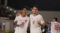 Muhammad Ragil (kiri) dan Jens Raven (kanan) melakukan selebrasi setelah mencetak gol buat Timnas Indonesia U-20 ke gawang Timor Leste pada matchday 2 Kualifikasi Piala Asia U-20 2024, Jumat (27/9/2024) malam WIB di Stadion Madya, Jakarta. (Bola.com/Abdul Aziz)