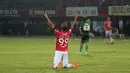 Pemain Bali United, Sylvano Comvalius merayakan kemenangan atas PS TNI pada lanjutan Liga 1 2017 di Stadion Kapten I Wayan Dipta, Gianyar, Bali (20/102017). Bali United menang 2-1. (Bola.com/NIcklas Hanoatubun)