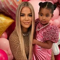 Khloe Kardashian dan putrinya, True Thompson. (Tangkapan Layar Instagram/khloekardashian)