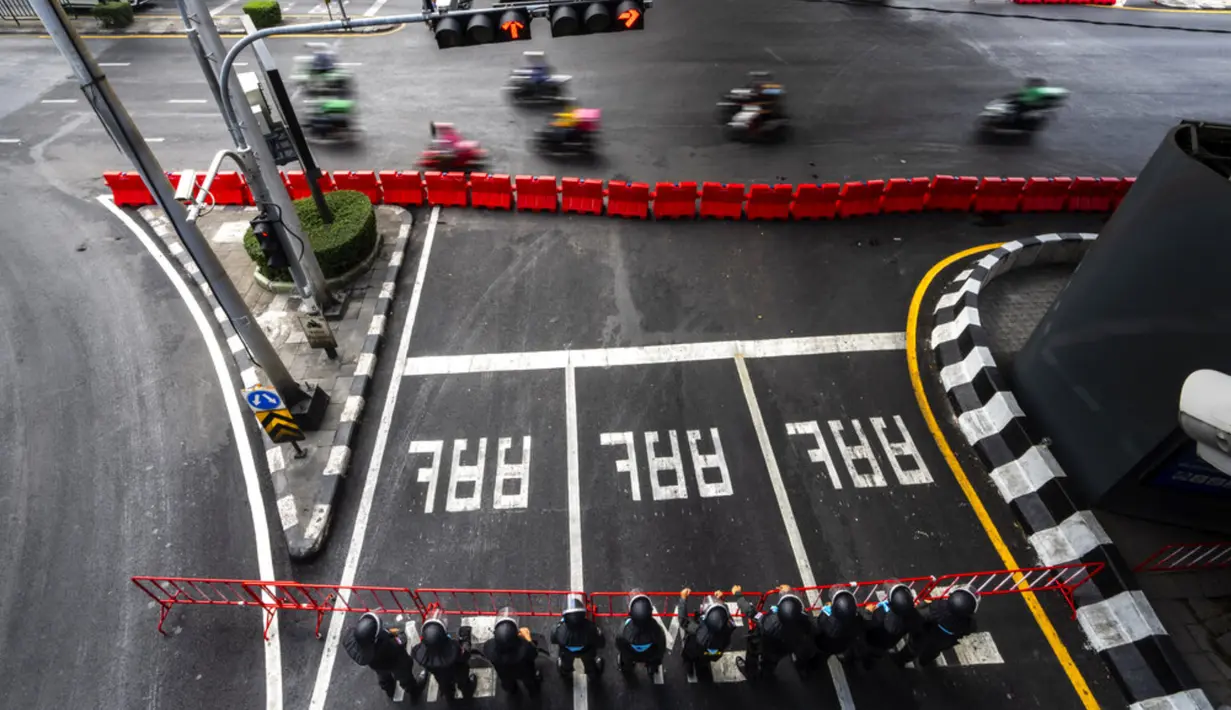 Polisi berjaga di jalan tertutup dekat lokasi Kerjasama Ekonomi Asia-Pasifik (APEC) di Bangkok, Thailand, Rabu (16/11/2022). APEC 2022 diselenggarakan pada tanggal 14-19 November di Bangkok, Thailand. (AP Photo/Anupam Nath)
