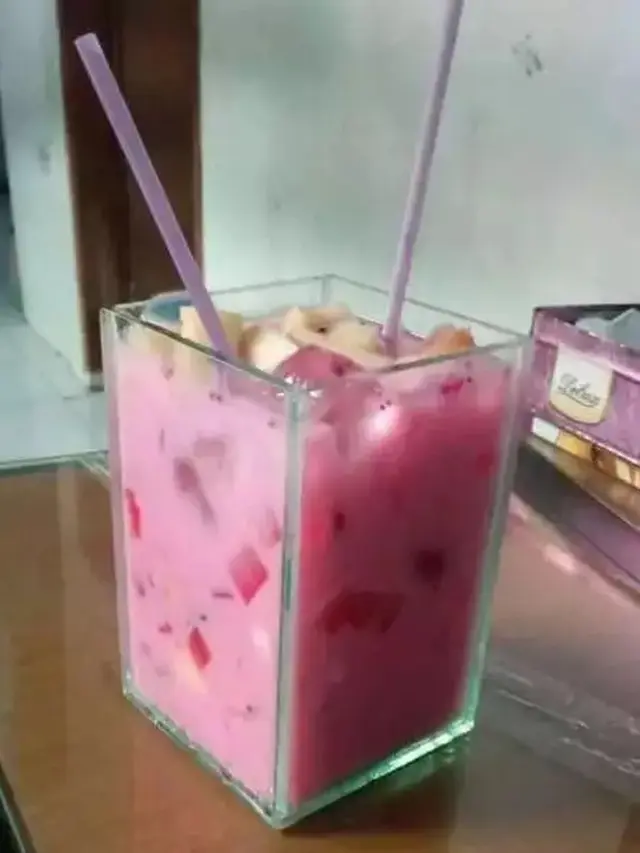 8 Cara Orang Minum Es Ini Nyeleneh Abis, Bikin Heran