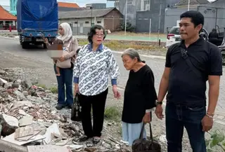 Nenek Elina saat mendatangi bekas rumahnya yang kini sudah rata dengan tanah. (Liputan6.com/ Dian Kurniawan)