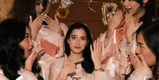 Sebelum menikah dengan Khairul Arifin, Yasmine Ow mendapat kejutan bachelorette party dari para sahabat. Bridal shower ini pun memiliki tema pajamas party. [@yxsmine.ow]