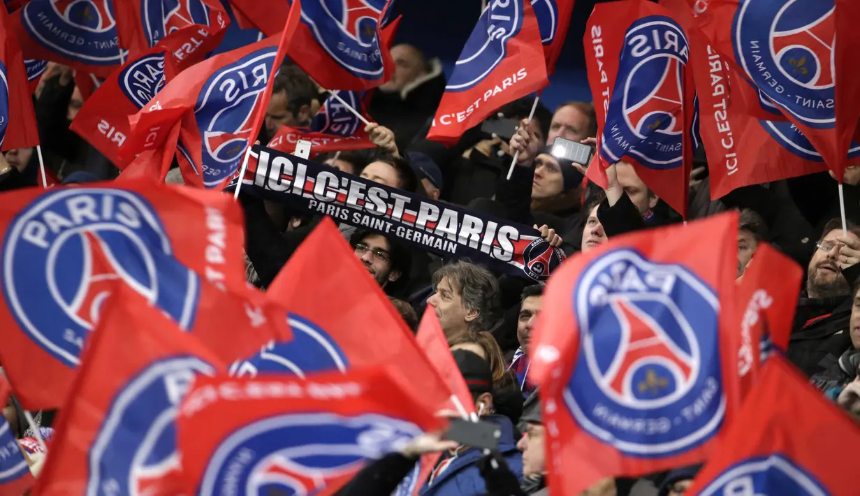 Supporters PSG mengibarkan bendera timn pada leg pertama babak 16 Liga Champions, di Parc des Princes, Paris, Rabu (17/2/2016) dini hari WIB.  (AFP / Kenzo Trbouillard)