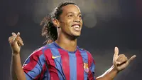 Legenda sepak bola Brasil, Ronaldinho, ketika masih membela Barcelona. Ronaldinho sempat mendapat standing applause dari suporter Real Madrid pada laga El Clasico di Santiago Bernabeu, 19 November 2005. (Barcelona)
