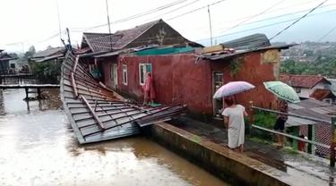 Hujan deras dan angin kencang yang melanda Kota Bogor, Jawa Barat, Minggu (4/9/2022) sore, mengakibatkan sejumlah pohon tumbang dibeberapa titik.