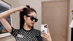Sering pakai outfit dari brand ternama, banyak yang setuju jika gaya beauty influencer saat pakai kacamata hitam ini mirip dengan rapper besutan YG Entertainment tersebut. (Liputan6.com/IG/@dear.zia)