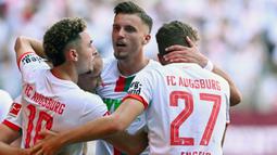 Ermedin Demirovic (tengah) menjadi kapten tim termuda keempat di liga top Eropa musim 2023/2024 bersama FC Augsburg di Liga Jerman. Saat ini pemain yang berposisi sebagai striker dan baru membela FC Augsburg sejak awal musim 2022/2023 baru berusia 25 tahun, 6 bulan dan 11 hari. Ia dipercaya menjabat kapten Werder Bremen sejak awal musim 2023/2024 menggantikan Jeffrey Gouweleeuw yang segera meninggalkan klub pada akhir musim ini. (AFP/Christof Stache)
