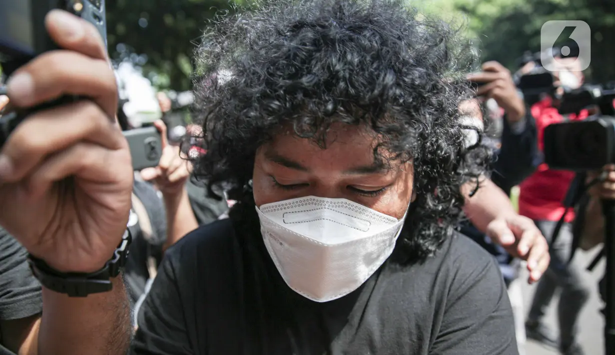 Komika Marshel Widianto tiba di Markas Polda Metro Jaya, Jakarta, Kamis (7/4/2022). Marshel Widianto menjalani pemeriksaan sebagai saksi terkait pembelian puluhan konten pornografi Gusti Ayu Dewanti alias Dea OnlyFans. (Liputan6.com/Faizal Fanani)