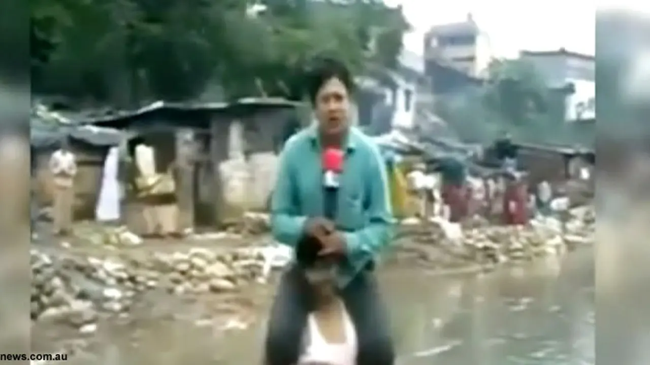 Reporter Laporkan Berita Banjir Sambil 'Tunggangi' Warga
