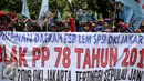 Ratusan buruh yang tergabung dalam Federasi Serikat Pekerja Metal Indonesia (FSPMI) menggelar aksi di Balaikota, Jakarta, Kamis (25/11). Dalam aksinya para buruh menuntut pencabutan PP Nomor 78 Tahun 2015 tentang pengupahan. (Liputan6.com/Faizal Fanani)