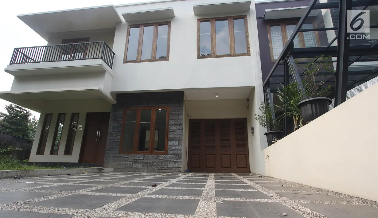 Rumah mewah milik terpidana kasus suap impor daging sapi yang akan dilelang di Lenteng Agung, Jakarta, Rabu (11/10). Lelang akan dilaksanakan pejabat dari Kantor Pelayanan Kekayaan Negara dan Lelang (KPKNL) Jakarta III. (Liputan6.com/Immanuel Antonius)