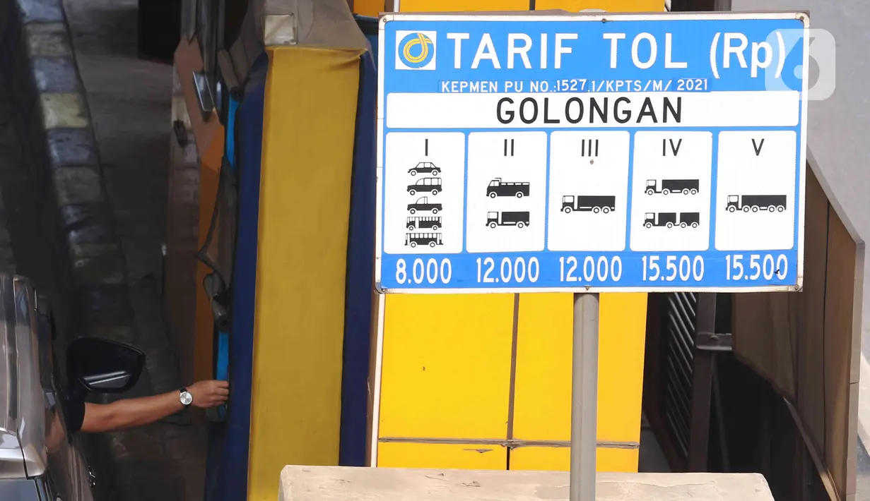 Pengendara melakukan transaksi pembayaran masuk tol saat memasuki tol Tangerang-Jakarta, di kawasan Tangerang, Selasa (4/1/2022). Indonesia akan menerapkan sistem transaksi tol tanpa berhenti atau disebut multi lane free flow (MLFF).  (Liputan6.com/Angga Yuniar)