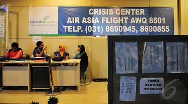 AirAsia menyediakan posko Crisis Centre di Terminal 2 Bandara Internasional Juanda, Surabaya, Minggu (28/12/2014). (Liputan6.com/Johan Tallo)