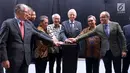Jajaran Direksi Roca Indonesia dan tamu kehormatan saat menekan tombol pada pada acara peresmian pabrik Roca di Griya Idola Industrial Park, Cikupa, Tangerang (29/4). Pabrik sanitary global pertama di Indonesia memiliki total area seluas 74.000 meter persegi. (Liputan6.com/HO/Irene)