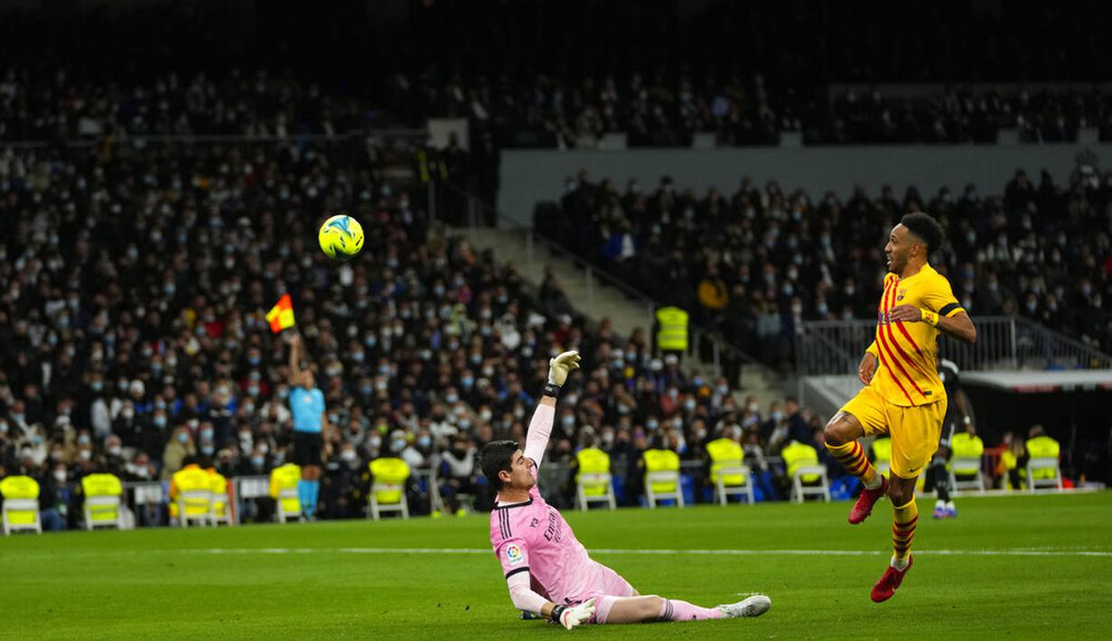 Kekacauan pertahanan Madrid terus berlanjut. Menit ke-51, Aubameyang berhasil mengelabui Thibaut Courtois dan membuat Barcelona menang 4-0. (AP Photo/Manu Fernandez)