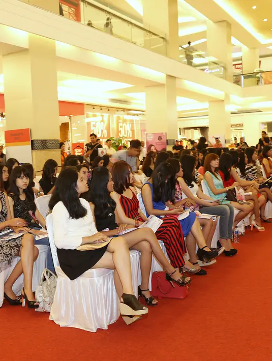 Ratusan wanita cantik tampak setia menunggu giliran menjalani seleksi untuk merebutkan 20 tempat di audisi hari pertama. (Nurwahyunan/Bintang.com)