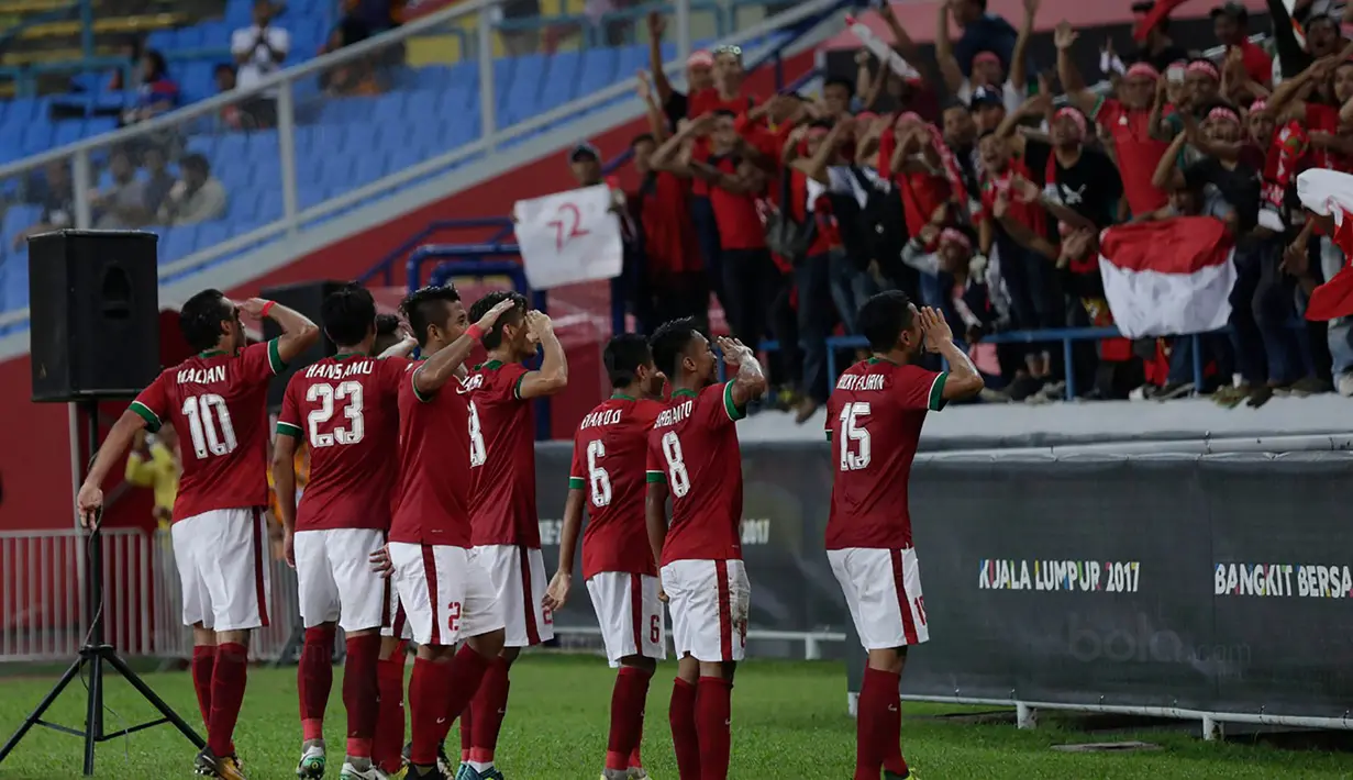 Para pemain Timnas Indonesia merayakan gol yang dicetak Septian David Maulana saat melawan Filipina pada laga SEA Games di Stadion Shah Alam, Selangor, Kamis (17/8/2017). Indonesia menang 3-0 atas Filipina. (Bola.com/Vitalis Yogi Trisna)
