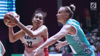 Pebasket putri Indonesia, Gabriel Sophia (kiri) mencoba mengecoh pemain Kazakhstan pada babak penyisihan Grup X Basket Putri Asian Games 2018 di Jakarta, Minggu (19/8). Indonesia kalah 73-85. (Liputan6.com/Helmi Fithriansyah)