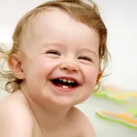 Ada beberapa cara yang bisa Anda lakukan untuk membuat si buah hati tertawa. Caranya nggak susah kok. (Foto: YouTube.com)