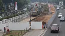 Kendaraan melintas di samping pembangunan proyek light rail transit (LRT) Cawang-Dukuh Atas di Jalan Rasuna Said, Kuningan, Jakarta, Rabu (9/8). Proyek sepanjang 10,5 km tersebut ditargetkan rampung pada Desember 2018. (Liputan6.com/Immanuel Antonius)