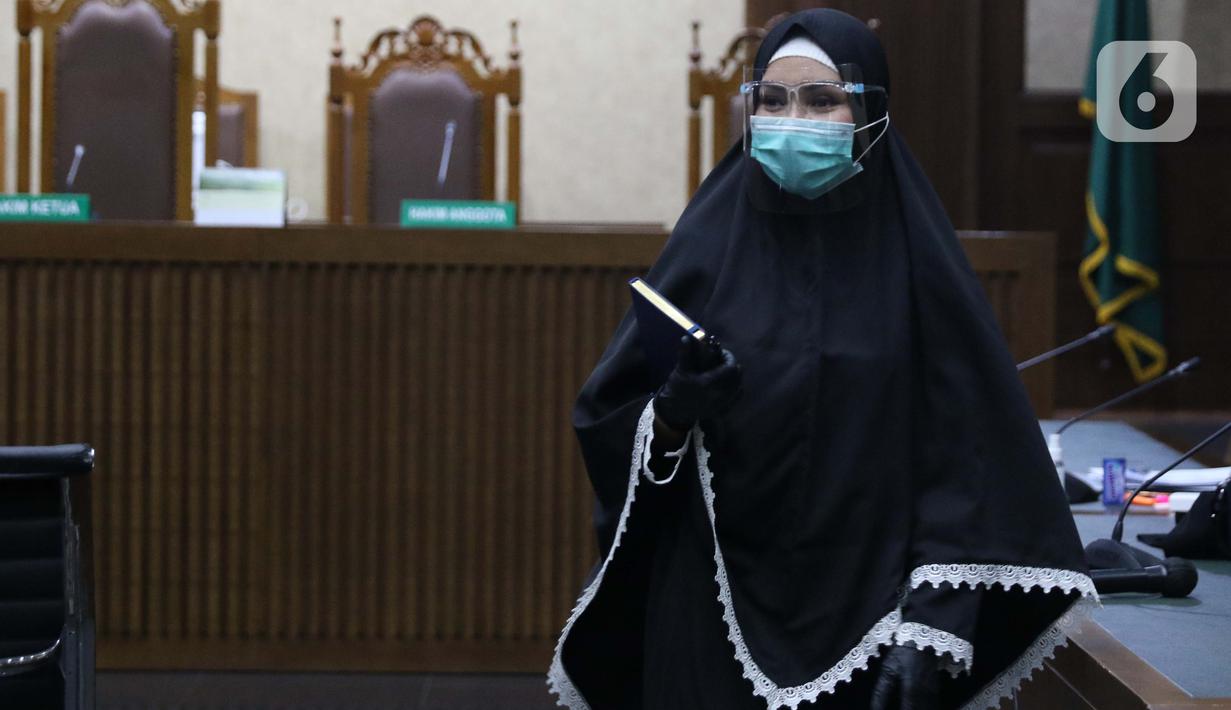 Terdakwa dugaan suap dan tindak pidana pencucian uang terkait kepengurusan fatwa untuk Djoko Tjandra di Mahkamah Agung, Pinangki Sirna Malasari usai menjalani sidang lanjutan di Pengadilan Tipikor Jakarta, Senin (2/11/2020). Sidang mendengar keterangan saksi-saksi. (Liputan6.com/Helmi Fithriansyah)