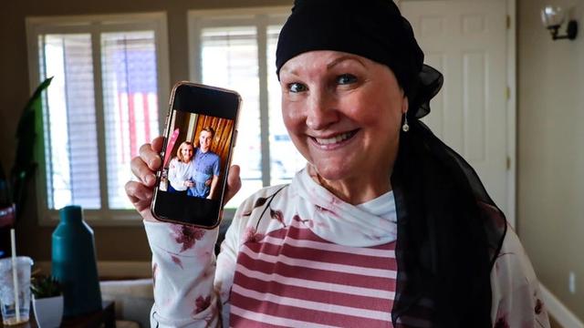 Pria Ini Rela Panjangkan Rambutnya Demi Sang Ibu, Alasannya Bikin Haru