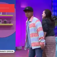 Wendy Cagur berusaha menutupi bagian rok Ayu Ting Ting yang sobek dengan badannya agar tak tersorot kamera. (Foto: YouTube/ Trans TV Official)