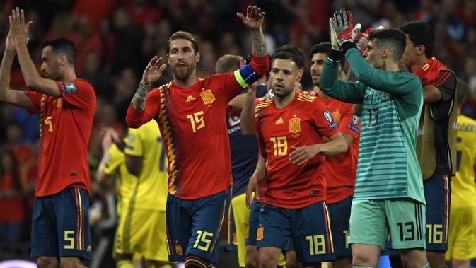 Sergio Ramos sebagai kapten Timnas Spanyol berhasil membawa Tim Matador naik ke posisi 7 dengan 1.617 poin dalam daftar yang baru saja dirilis FIFA. (AFP/Pierre-Philippe Marcou)