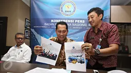 Kepala BNN (tengah) Komjen Budi Waseso memberitahukan surat edaran di Gedung BNN, Jakarta, (22/12). BNN berhasil mengamankan seorang pilot, pramugara, dan pramugari sebuah maskapai penerbangan Indonesia. (Liputan6.com/Immanuel Antonius)