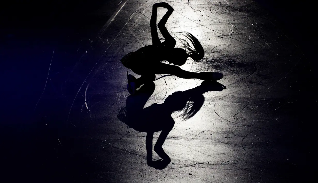 Atlet Ice Skating asal Russia, Evgenia Medvedeva saat beraksi pada kejuaraan European Figure Skating Championship di Ostrava, Republik Ceko, (29/1/2017).  (AFP/ Michal Cizek)