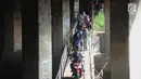 Pengendara motor melewati jembatan Ciliwung yang berada di bawah tol ruas Gadog, Ciawi, Bogor (16/68). Jembatan ini menjadi jalan alternatif bagi pemotor dari kawasan Bogor menuju arah Puncak dan Sukabumi. (Merdeka.com/Arie Basuki)