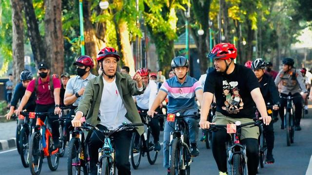 Presiden Joko Widodo atau Jokowi bersepeda di Medan, Sumatera Utara, Minggu (12/2/2023).