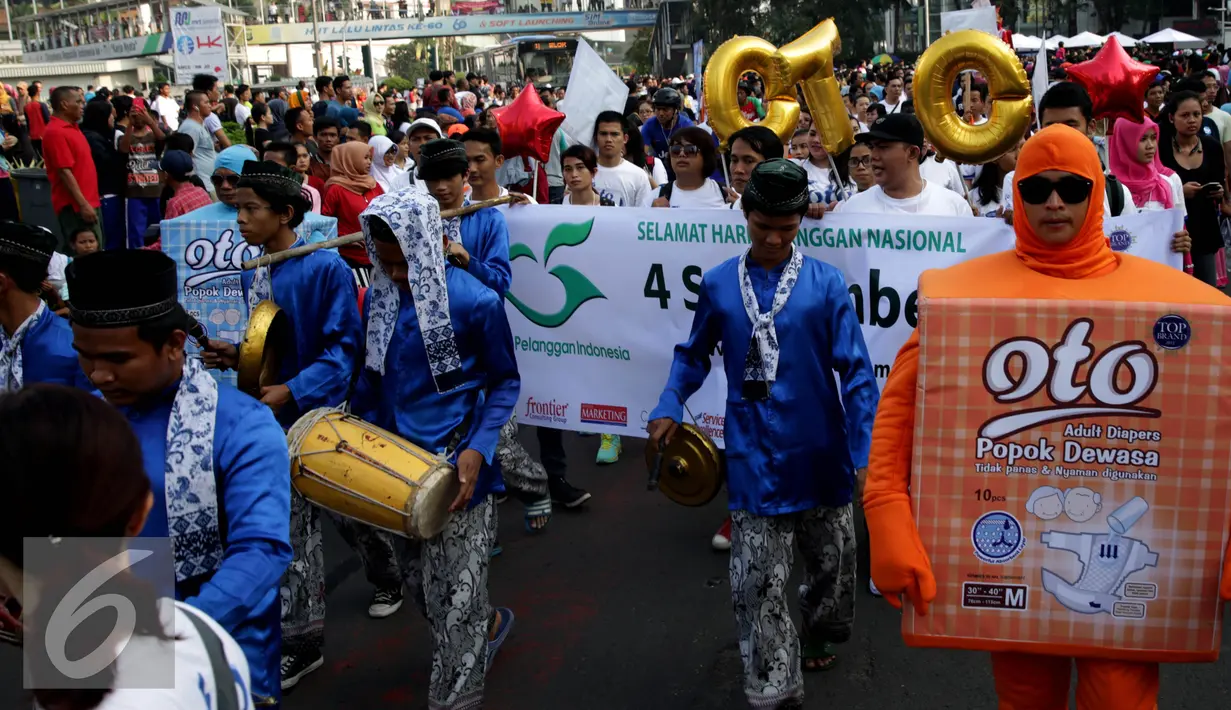 Peringatan Hari Pelanggan Nasional 2016 di Kawasan Bundaran HI juga diramaikan dengan iringan musik tradisional, Jakarta, Minggu (4/9). Kegiatan tersebut sebagai bentuk kepedulian bersama kepada pelanggan. (Liputan6.com/Johan Tallo)
