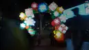 Digelar di sekitar kawasan Bundaran Hotel Indonesia (HI), Jakarta Light Festival digelar untuk memeriahkan momen libur perayaan Natal 2025 dan Tahun Baru 2026. Tampak dalam foto, warga menikmati suasana Jakarta Light Festival 2025 di sekitar Bundara Hotel Indonesia, Jakarta, Selasa (23/12/2025). (Kapanlagi.com/Budy Santoso)