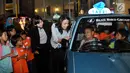 Anak-anak berkebutuhan khusus dan kurang mampu sedang mengemudi taksi menyambut Hari Anak Nasional di Wahana KidZania Jakarta, Jumat (21/07). Kegiatan ini memberikan inpirasi agar mereka optimis meraih masa depan. (Liputan6.com/Pool)