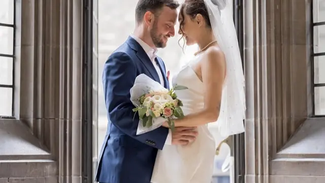 Penampilan Simple Dewi Rezer saat Menikah dengan Ethan Alarmk, [Instagram/ Instagram/@thebridestory/@prito.reza]