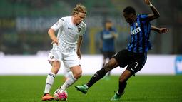 Gelandang Palermo, Oscar Hiljemark, berusaha melewati gelandang Inter Milan, Geoffrey Kondogbia. Kemenangan ini membuat La Beneamata berada pada posisi kelima klasemen sementara Serie A. (EPA/Daniele Mascolo)