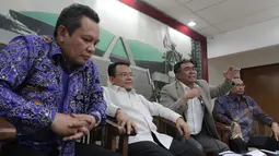 Wakil Ketua Komisi VIII Sodik Mujahid (kedua kanan) saat menjadi narasumber pada diskusi permasalahan haji di Pressroom Kompleks Parlemen Senayan, Jakarta, Rabu (25/3/2015). (Liputan6.com/Andrian M Tunay)