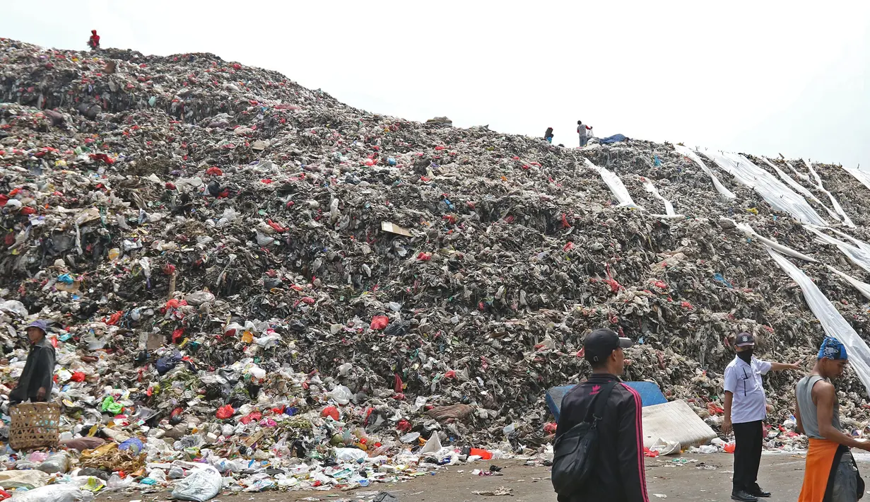 Aktivitas petugas di Tempat Pembuangan Akhir (TPA) Sampah Cipayung, Depok, Jawa Barat, Senin (16/9/2019). Pemerintah Kota (Pemkot) berencana mengalihkan pembuangan sampah dari TPA Cipayung ke TPA Regional Lulut-Nambo di Kabupaten Bogor, Jawa Barat. (Liputan6.com/Herman Zakharia)