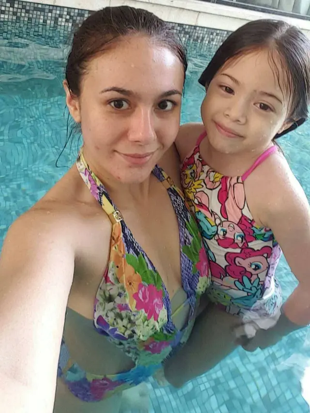 [Bintang] Sudah Tak Muda Lagi, Ini 8 Potret Seksi Wulan Guritno Saat Pakai Bikini