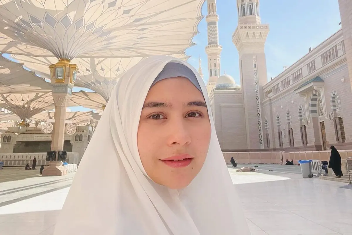 7 Potret Prilly Latuconsina saat Jalani Ibadah Umroh, Penampilan Berhijab Curi perhatian