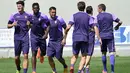 Para punggawa Fiorentina tengah melakukan latihan terakhir  jelang pertandingan melawan Dynamo Kiev pada leg ke-2 perempatfinal European League, Kamis (23/4/2015). (AFP)
