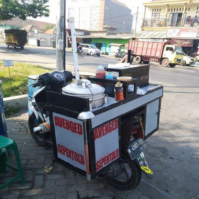 6 Spanduk Jualan Terinspirasi dari Penyanyi Ini Bikin Geleng Kepala