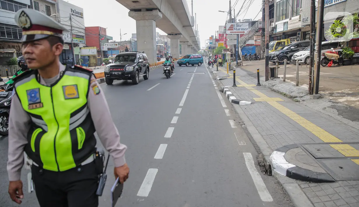 Petugas satlantas mensterilkan jalur sepeda di kawasan Blok A, Jakarta, Senin (25/11/2019). Para pelanggar itu akan dikenakan denda maksimal sebesar Rp 500.000 atau pidana pinjara maksimal 2 bulan. (Liputan6.com/Faizal Fanani)